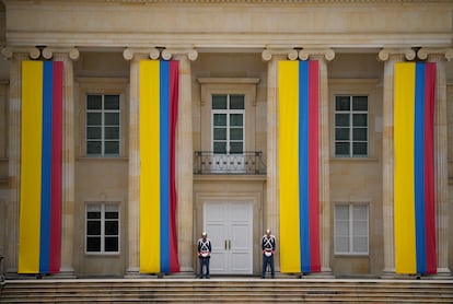 Guardias frente a la entrada principal del Palacio de Nariño, en agosto de 2022.