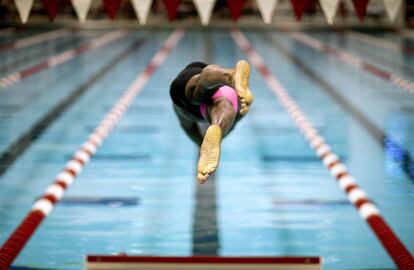 Cullen Jones se lanza a la piscina durante la final de los 50 metros libres en el Grand Slam Bulldog, competición que se celebra en Georgia (EE UU).