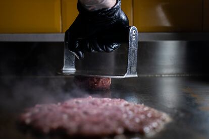 Es el turno de la carne. Se hacen dos bolas de carne salpimentada de vaca rubia gallega, de 120 gramos cada una, y se aplastan sobre la plancha hasta conseguir el efecto ‘smashed’. 