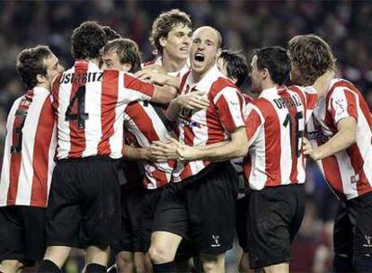 Los jugadores del Athlétic de Bilbao celebran el gol de Susaeta