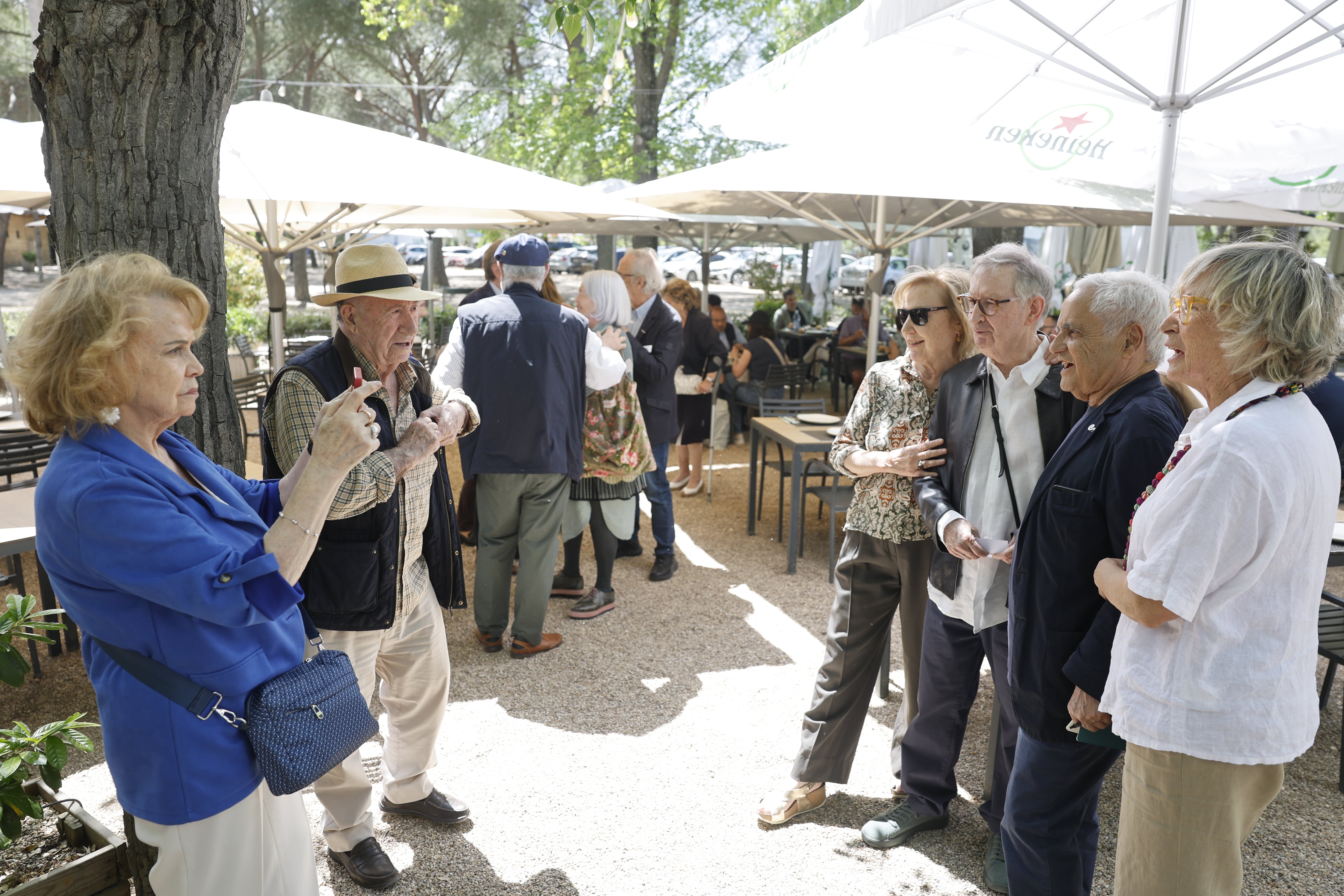 Ambiente durante el reencuentro de los pioneros de EL PAÍS este martes en Madrid.