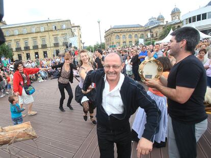 El alcalde de San Sebastián, Juan Carlos Izagirre (Bildu), en primer término, celebra en el puerto la elección de la ciudad como capital cultural en 2016.