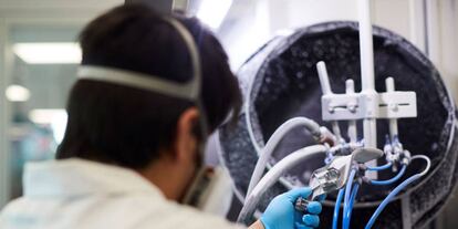 Un técnico trabaja en la fabricación, en impresoras de 3D, de componentes para un respirador.