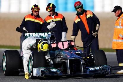 Nico Rosberg se baja del coche tras sufrir un pequeño incendio durante el entrenamiento.