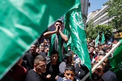 Manifestantes palestinos asisten en Ramala, Cisjordania, a una protesta tras el asesinato del líder de Hamás en Irán.