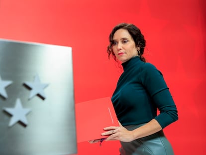 La presidenta de la Comunidad de Madrid, Isabel Diaz Ayuso, durante la declaración institucional que ha pronunciado este jueves en la sede de la Comunidad.