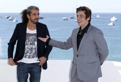 El director español Fernando León de Aranoa (i) y el actor Benicio del Toro (d) posan durante el photocall de la película 'A Perfect Day' en Cannes, el 16 de mayo de 2015.