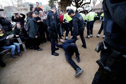 Un hombre es detenido por los Mossos d'Esquadra después de que manifestantes independentistas hayan roto el cordón policial para acceder al Parque de la Ciutadella y acercarse al Parlament.