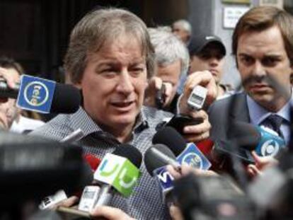 El exministro de Economía Fernando Lorenzo (c) habla durante una rueda de prensa al salir del Juzgado Penal de Crimen Organizado de Segundo Turno este viernes 4 de abril de 2014, en Montevideo (Uruguay).