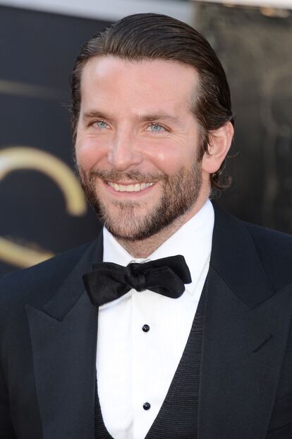 Bradley Cooper, engominado y con barba, lució pajarita en la alfombra roja.