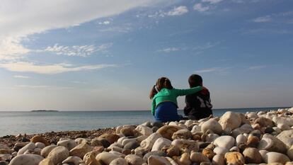 Dos niños observan el mar.