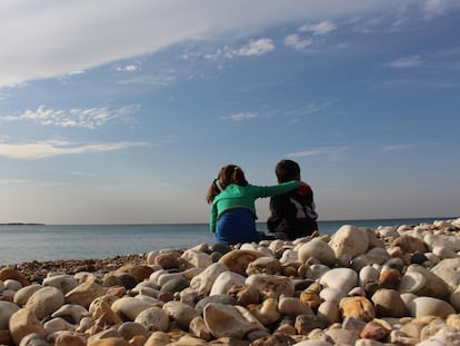 Dos niños observan el mar.