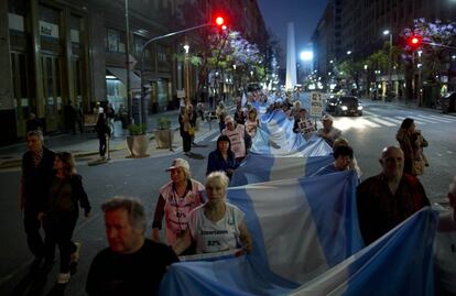 Manifestantes sostienen una bandera argentina mientras se dirigen a la Plaza de Mayo durante una protesta contra el Gobierno de la presidenta de Argentina, Cristina Fernández, en Buenos Aires.