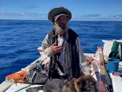 El australiano Timothy Shaddock el lunes, al ser rescatado por un barco atunero en el Pacífico mexicano.