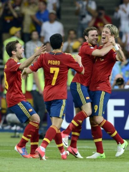 Alba, Pedro, Mata y Torres celebran el cuarto gol ante Italia.