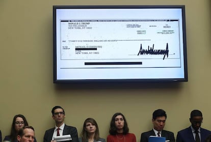 Una copia del cheque firmado por Trump y aportado por Cohen exhibido en una pantalla durante la comparecencia de este miércoles en el Capitolio.
