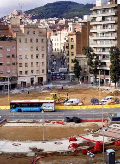 Obras de cobertura del agujero de la estación en la plaza de Maragall.