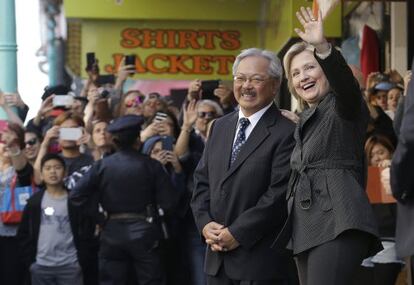 Hillary Clinton con el alcalde de San Francisco, Ed Lee, el miércoles.