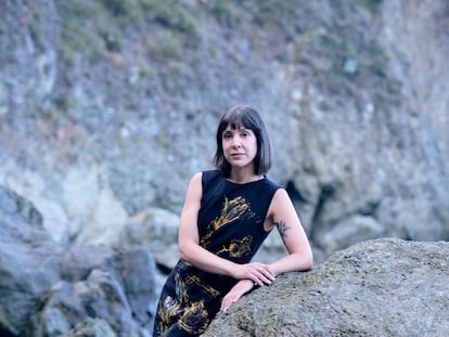 La escritora Aixa de la Cruz en la Cala de Aila, en Laredo (Cantabria).