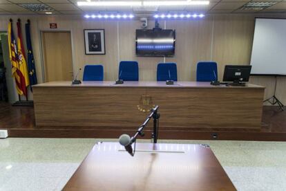 Vista de una sala de juicio oral desde el asiento para declarar ante los magistrados y el letrado de justicia.