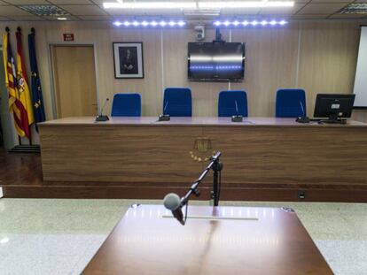 Vista de una sala de juicio oral desde el asiento para declarar ante los magistrados y el letrado de justicia.