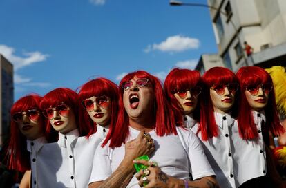 Una persona disfrazada participa en una fiesta anual conocida como 'Academicos do Baixa Augusta' (Académicos del barrio Baixa Augusta), durante las festividades de carnaval en Sao Paulo (Brasil).