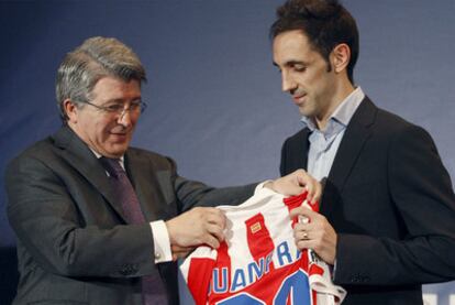 Juanfran, en su presentación junto al presidente del Atlético.