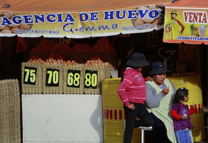 Una mujer vende huevo en un mercado de La Paz, Bolivia, en una fotografía de archivo.  