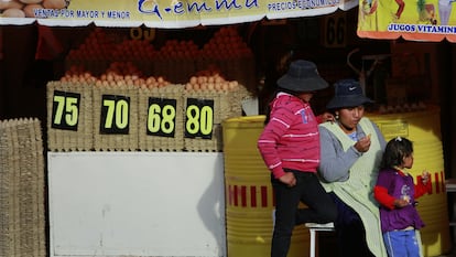 Una mujer vende huevo en un mercado de La Paz, Bolivia, en una fotografía de archivo.