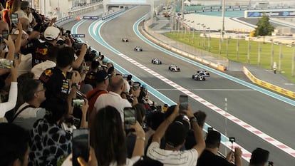 Imagen de una carrera en F1: La película de Apple TV