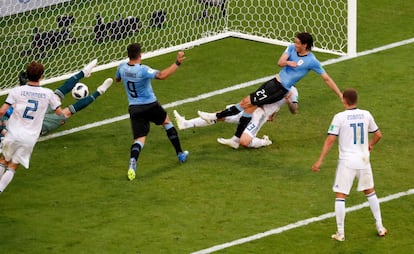 El uruguayo Edinson Cavani marca el tercer gol del partido.