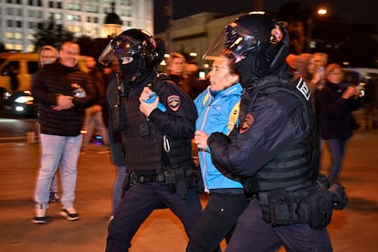 La policía ha detenido a más de 1.200 personas en 36 localidades, según los datos de la organización independiente OVD-Info. En Moscú la marcha congregó a más de un millar de manifestantes.