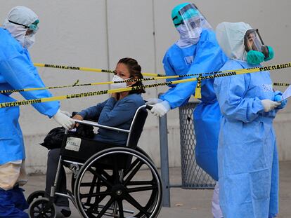 Sanitarios reciben a una paciente de covid-19 en Ciudad Juárez, este lunes.