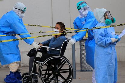 Sanitarios reciben a una paciente de covid-19 en Ciudad Juárez, este lunes.