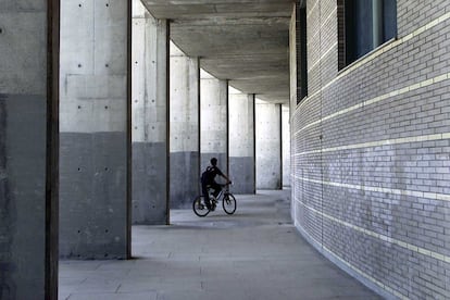 <b>Esteve Bonell y Francesc Rius.</b> Paseo del Vall d’Hebrón con Castanyers. Realizado para los campeonatos mundiales de ciclismo de 1984, su volumen se asienta cómodamente en el paisaje mediante el recurso de insertar la elipse de la pista en un anillo circular que aloja las entradas, taquillas, escaleras y aseos para el público. Fue premio FAD en 1984; años después, en 1992, los mismos arquitectos conseguirían el Premio Europeo Mies van der Rohe por un pabellón de deportes en Badalona.