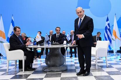De izquierda a derecha, el primer ministro de Chipre Nikos Anastasidis, el de Grecia Kyriakos Mitsotakis y el israelí Benjamin Netanyahu hoy durante la reunión.