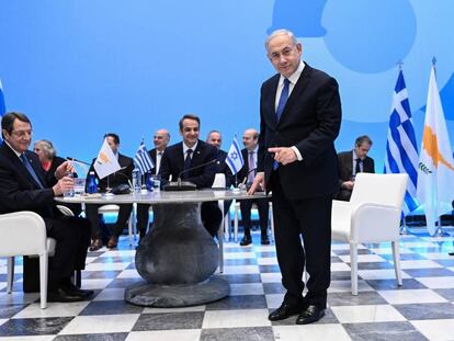 De izquierda a derecha, el primer ministro de Chipre Nikos Anastasidis, el de Grecia Kyriakos Mitsotakis y el israelí Benjamin Netanyahu hoy durante la reunión.