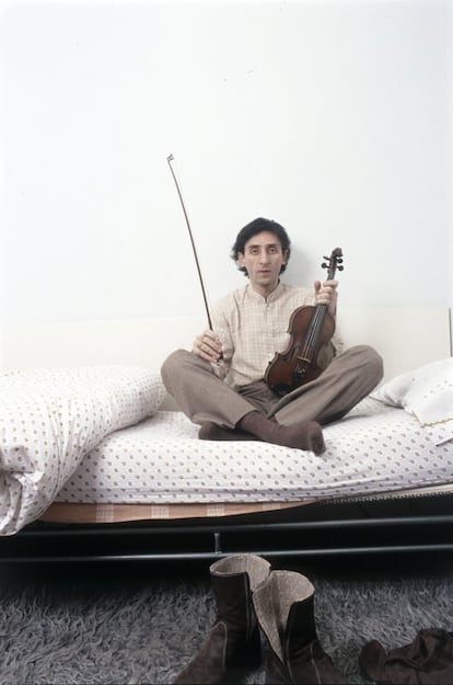 Battiato, posa con un violín en la mano, en 1981. Músico, escritor, guionista de documentales y también pintor bajo el seudónimo de Suphan Barzani, el artista llevaba años desaparecido de la escena pública aquejado de una enfermedad que su entorno nunca quiso desvelar.