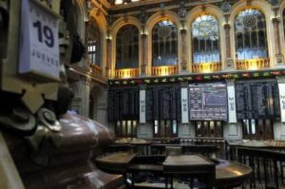 El principal indicador de la bolsa española, el IBEX 35, subía hoy el 0,74 % en la apertura de una sesión centrada en la emisión de deuda del Tesoro Público y el voto de la Cámara baja del Parlamento alemán de la ayuda a la banca de España.