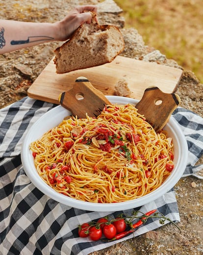 Recetas para el reportaje cenas de veranl. 'Que la noche nos pille con la mesa puesta´. En la imagen, Espaguetis con
tomate, perejil,
ajo y guindilla