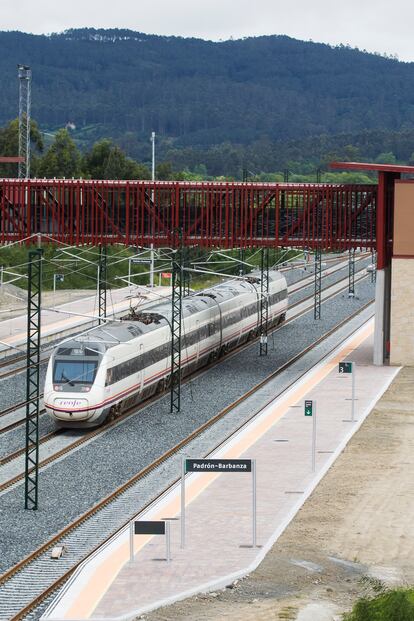 Tren regional en vía de AVE en Padrón  Barbanza.