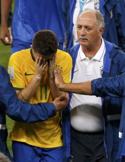 Scolari trata de animar a Oscar tras el partido.