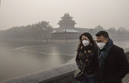 Se prohíbe la circulación de camiones pesados por las carreteras y se ha activado la revisión de las licencias a las plantas de carbón, la principal fuente de energía de China y uno de los mayores contaminantes, mientras se recomienda a los ancianos y a los niños que se queden en casa.