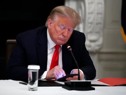 Donald Trump usa su teléfono durante su mandado como presidente de Estados Unidos, en 2020.