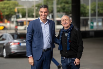 El presidente del Gobierno, Pedro Sánchez, y el secretario general de UGT, Pepe Álvarez, a su llegada este martes al Congreso Confederal de UGT, en Barcelona.