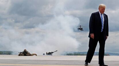 Donald Trump en un simulacro de ataque aéreo durante su visita a la base militar de Fort Drum. 
