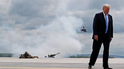 Donald Trump en un simulacro de ataque aéreo durante su visita a la base militar de Fort Drum.