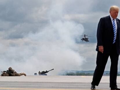 Donald Trump en un simulacro de ataque aéreo durante su visita a la base militar de Fort Drum. 