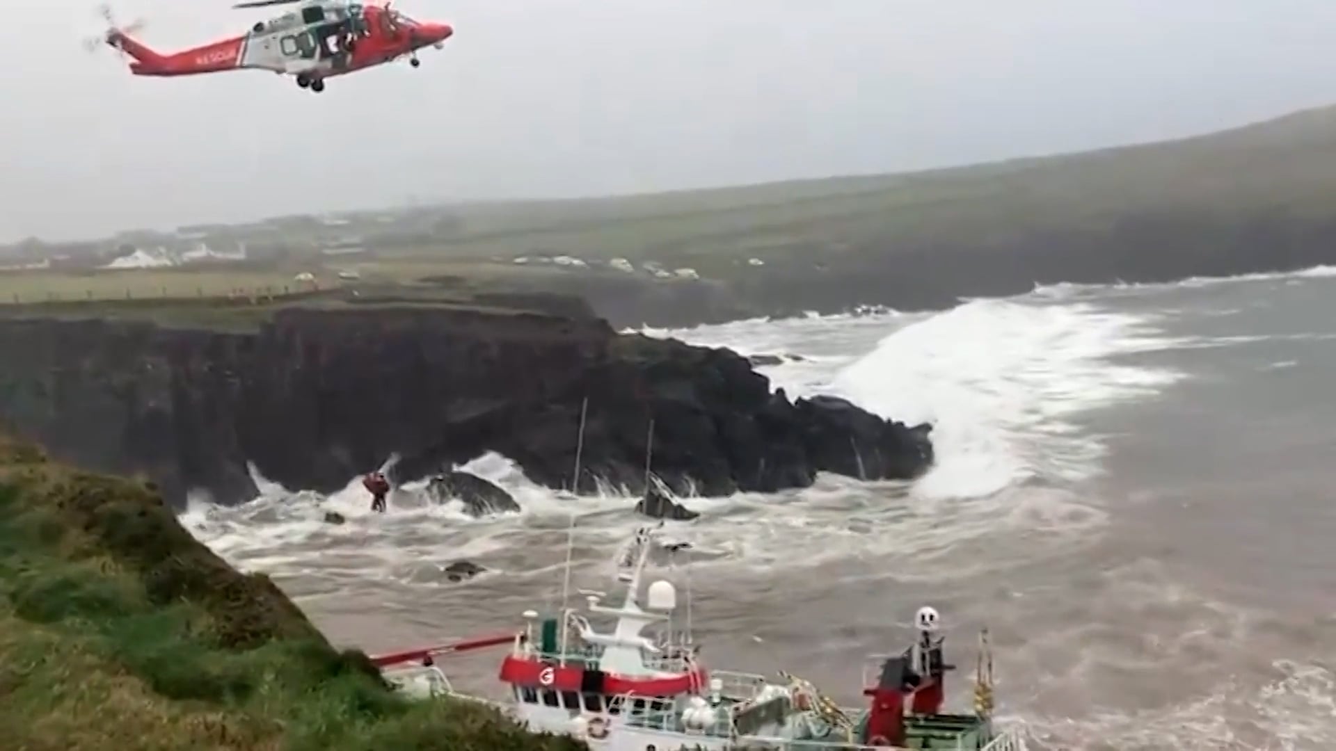 Rescatados los 14 tripulantes gallegos de un pesquero encallado en Irlanda