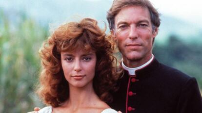 Richard Chamberlain interpretaba a un atractivo sacerdote que vivía un amor imposible con Rachel Ward en 'El Pájaro Espino'.